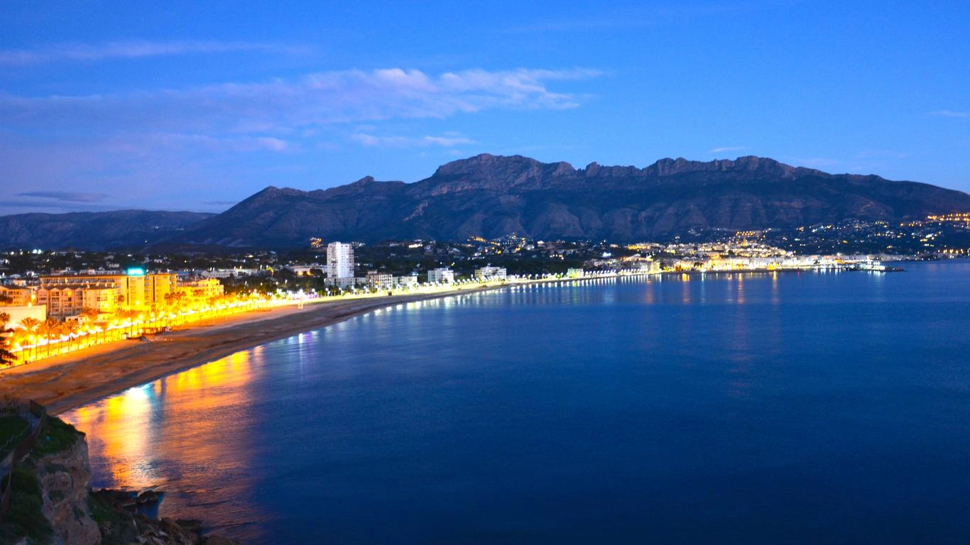 Paseo marítimo de noche en L'Albir - Panda Soccer Camps